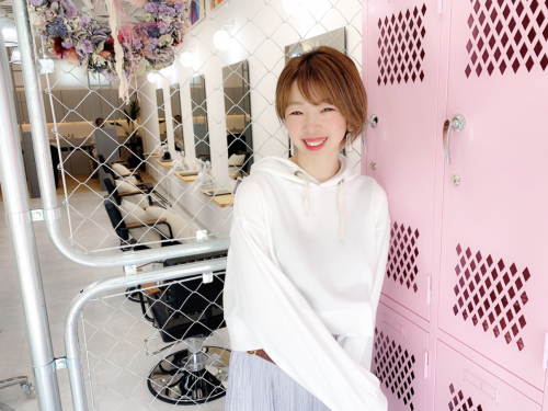 渋谷の有名店で活動していましたが、海老名で美容師を再スタート。  なぜ、彼女がTheCを選んだのか?そして今後の目標は?彼女の素顔に迫ります!!